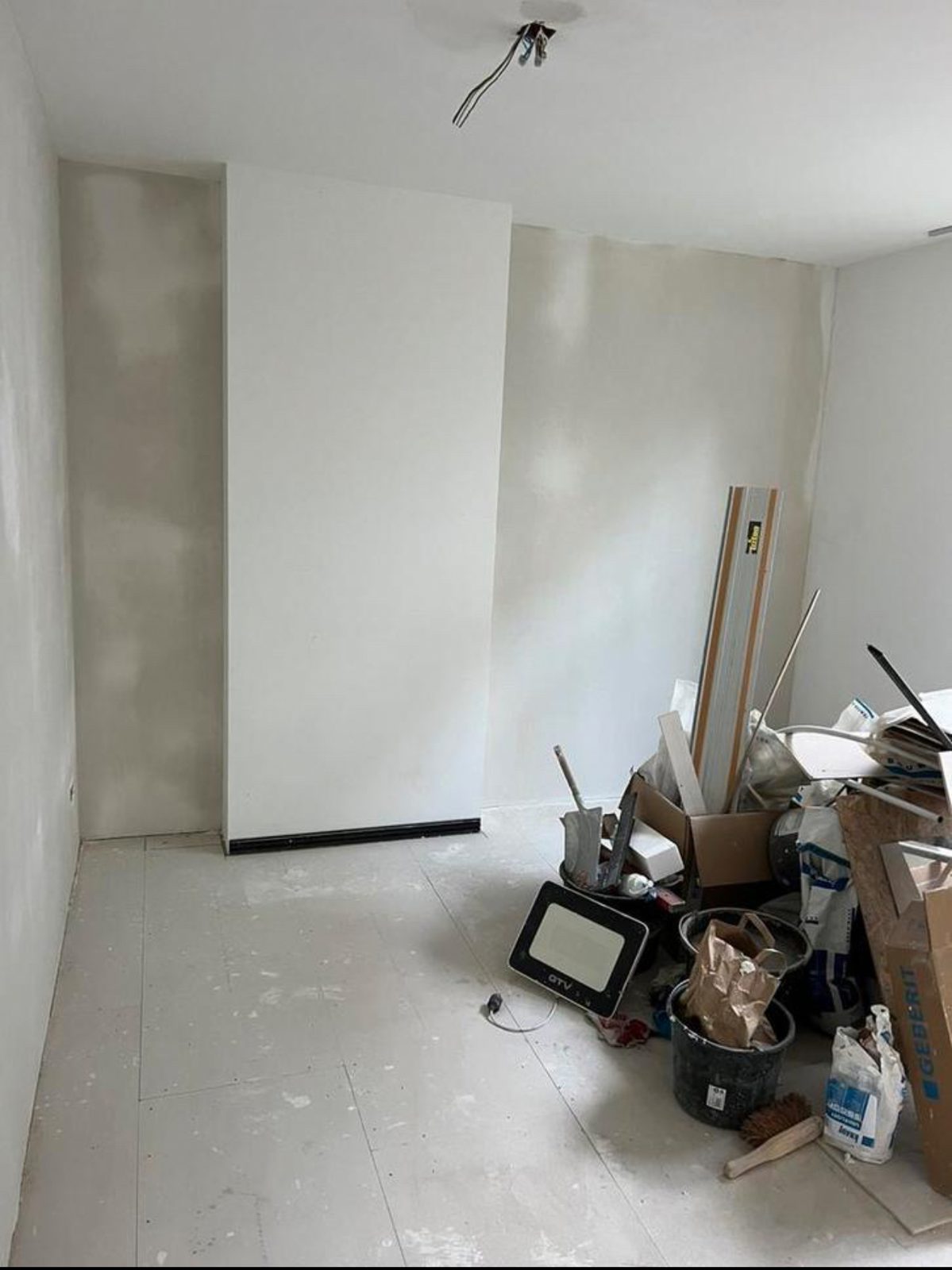 Vers gestuukte kamer met materialen op de vloer