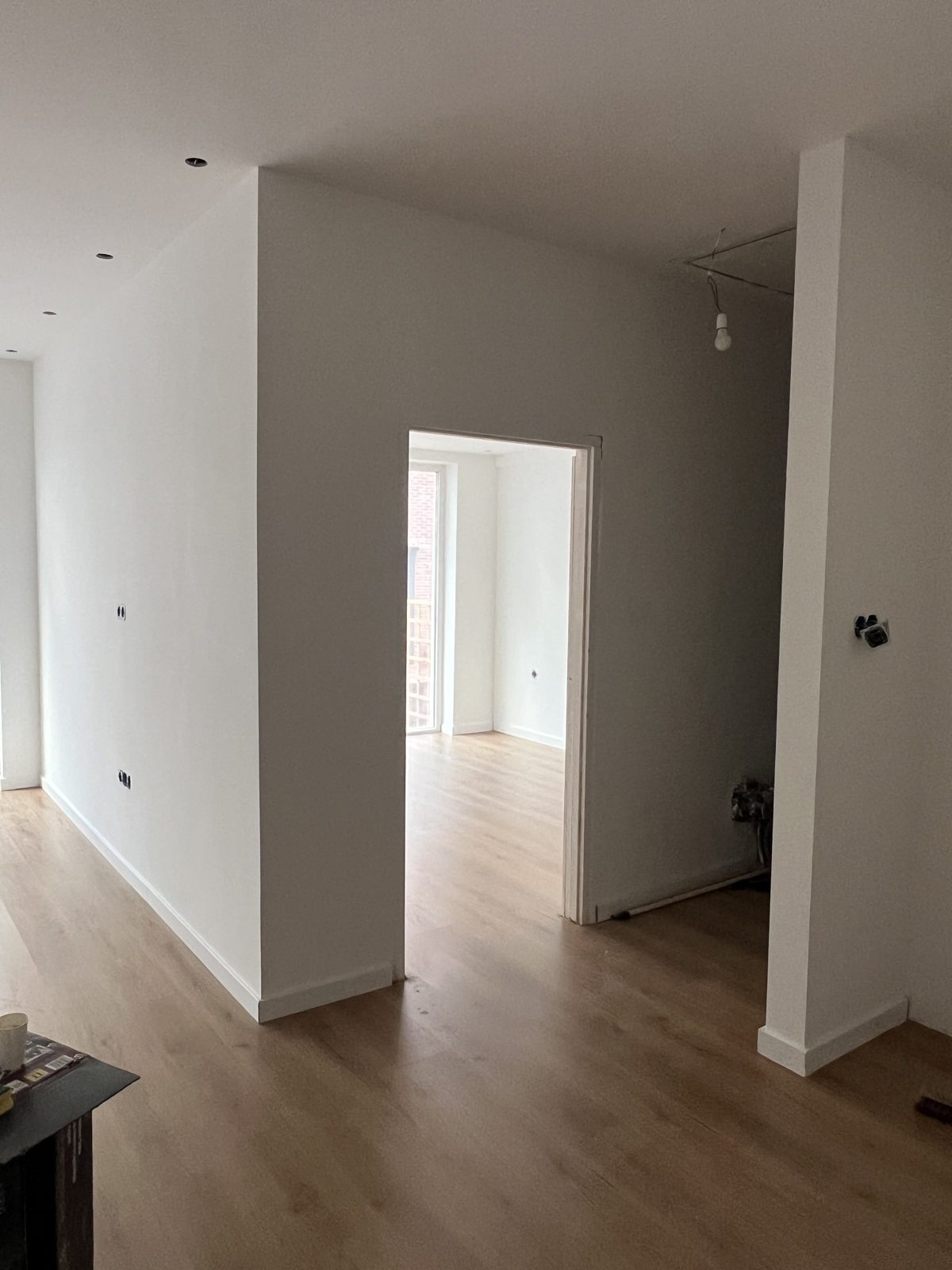 Afgewerkte hal met nieuwe vloer en strakke wanden